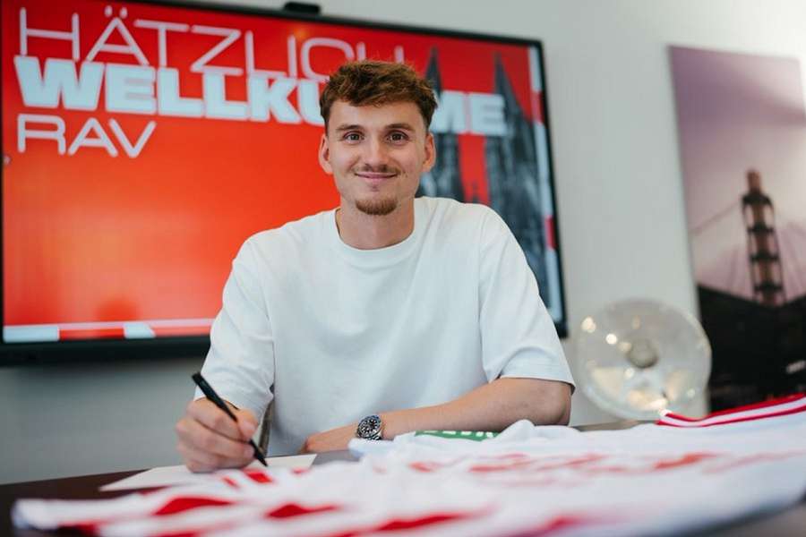 Sepp van den Berg putting pen to paper Sepp van den Berg putting pen to paper