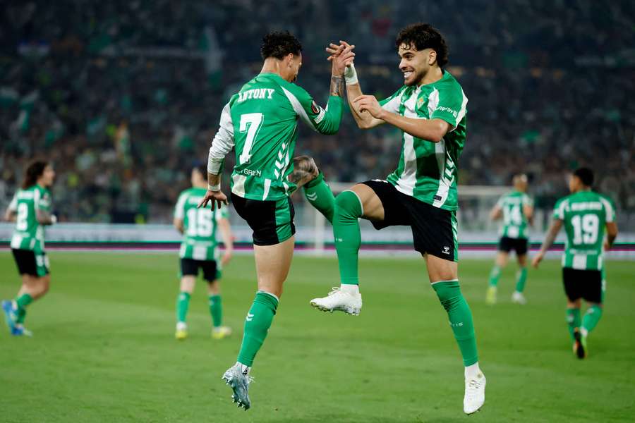 Antony a Ezzalzouli pri oslave gólu.