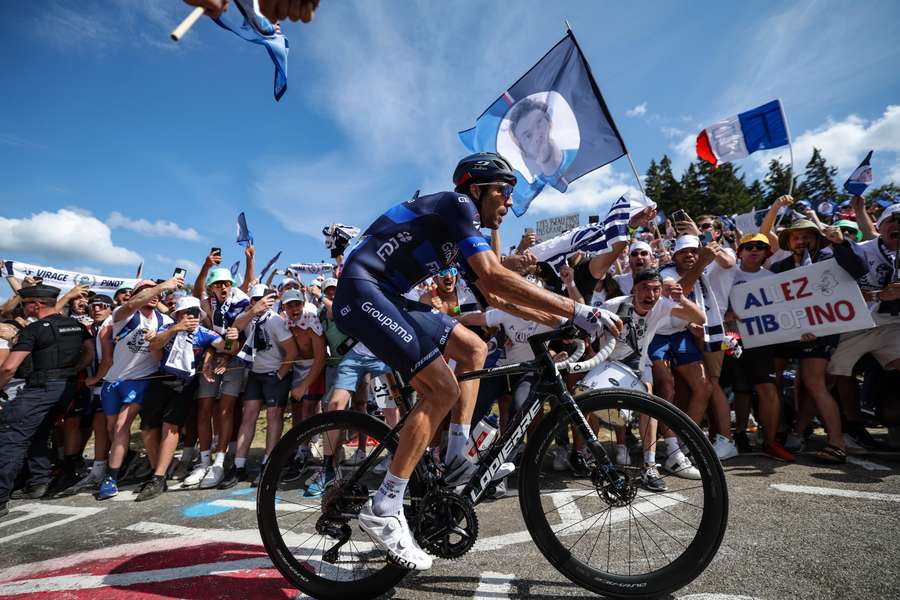 Thibaut Pinot foi ovacionado por uma multidão de franceses