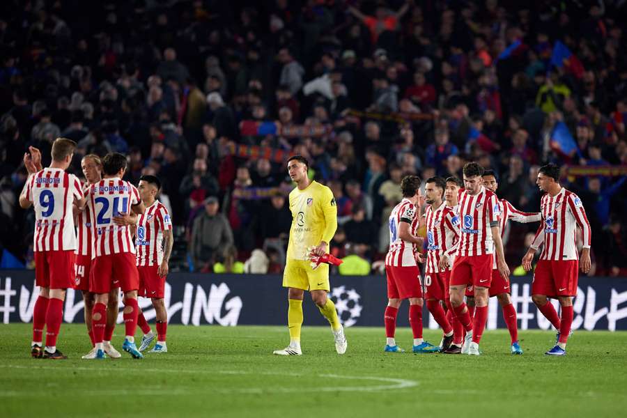 Jugadores del Atlético de Madrid celebran en el Camp Nou