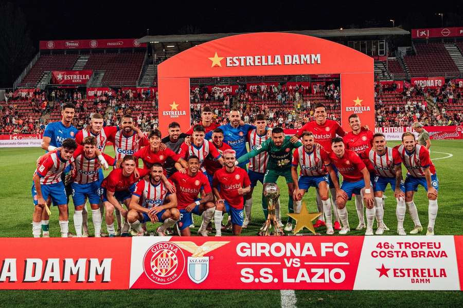 Equipa do Girona com o troféu da 46.ª edição do troféu Costa Brava