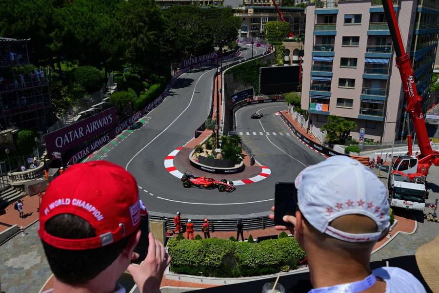 Carlos Sainz (Ferrari) im ersten freien Training vorne - hier in der Loews Kurve.