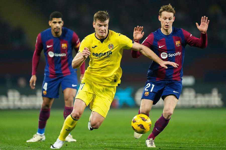 Villarreals Alexander Sørloth houdt Barcelona's Frenkie de Jong van de bal