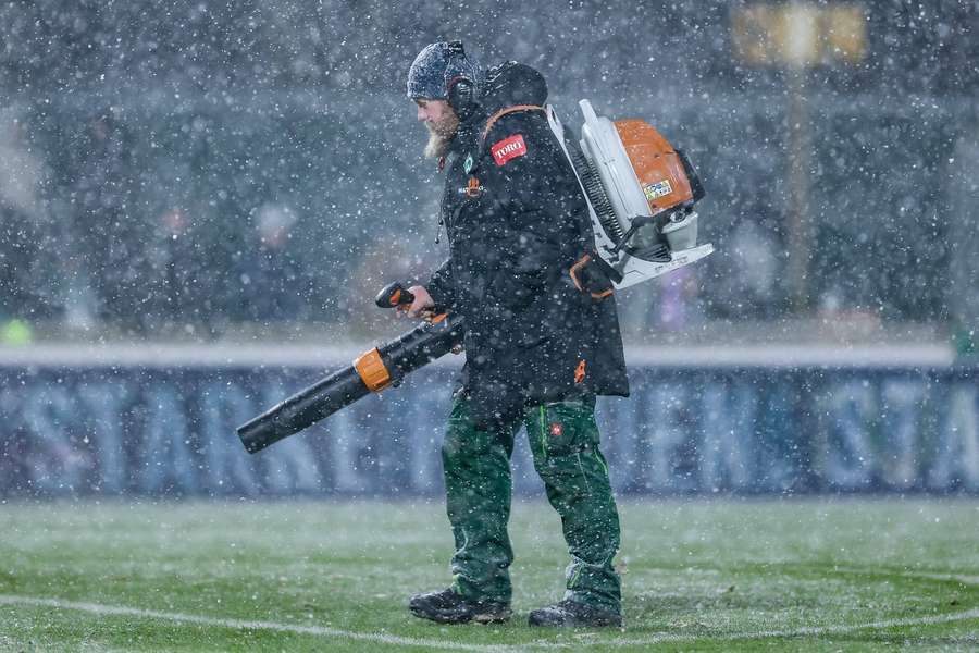 An diesem Wochenende reicht der Laubbläser zum Räumen des Spielfelds nicht.