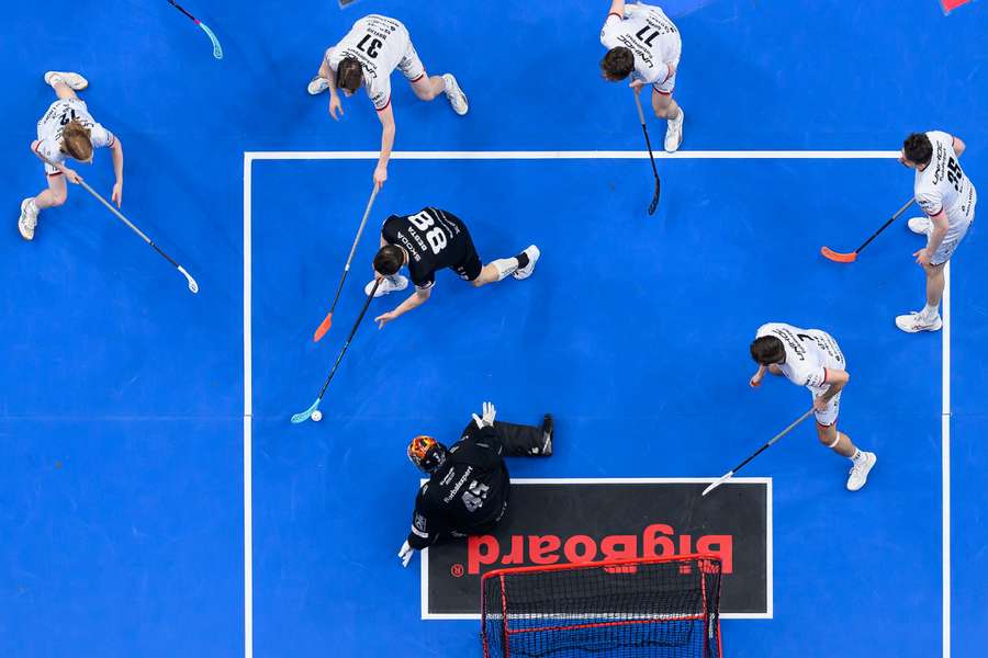 Jiří Besta v obležení elitní střešovické formace.