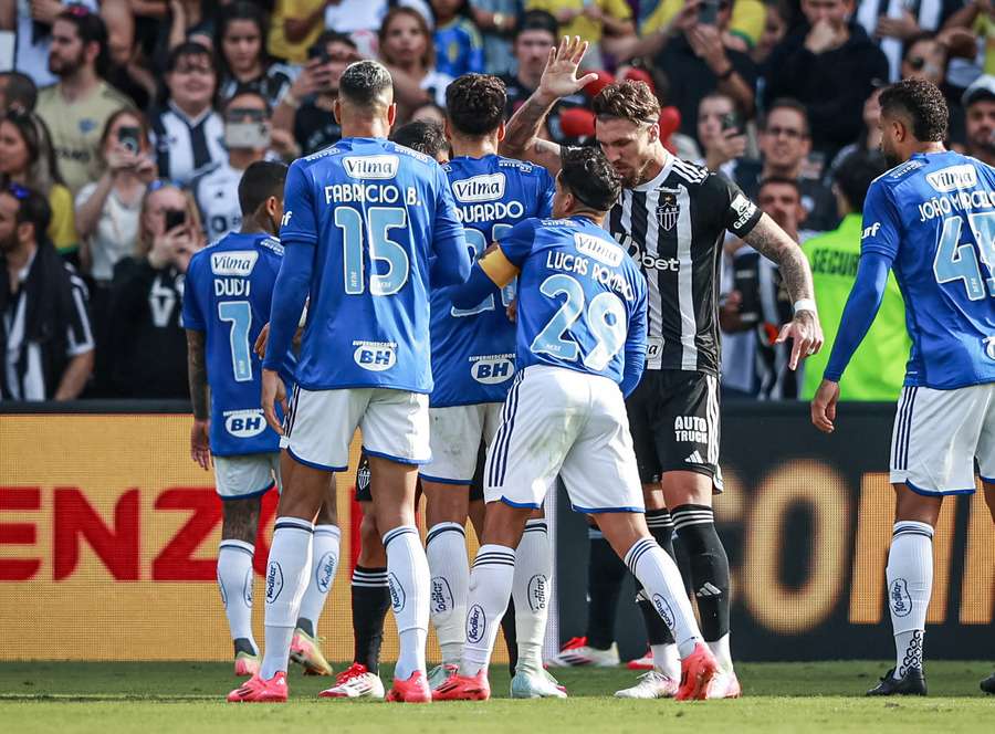 O clássico foi repleto de jogadas ríspidas