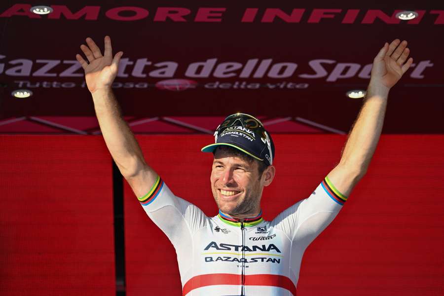 Mark Cavendish celebrates a victory in the Giro d'Italia in 2023