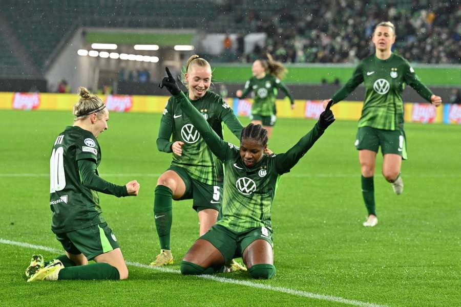 Ausgelassener Jubel bei den Wölfinnen nach dem Big Point gegen ManUnited Ausgelassener Jubel bei den Wölfinnen nach dem Big Point gegen ManUnited