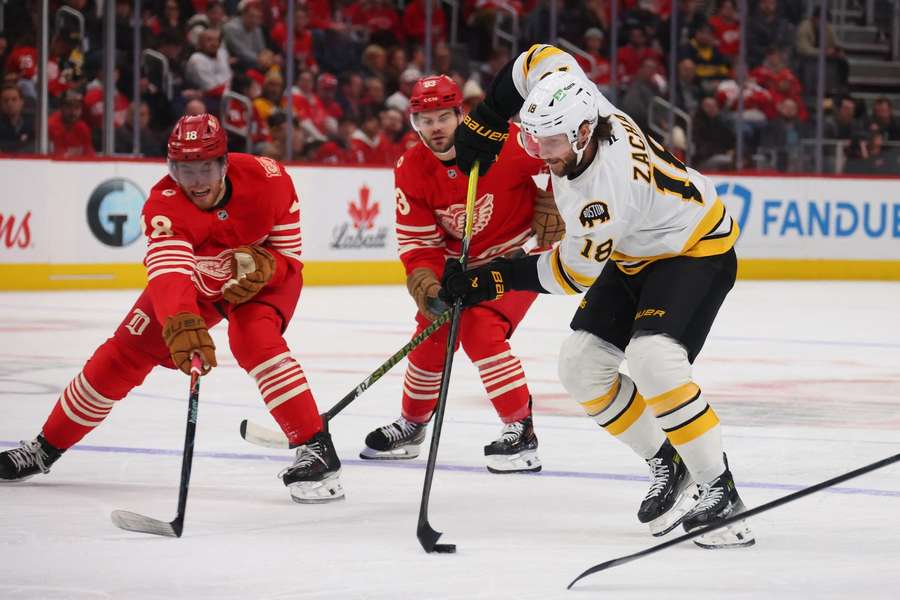 Zachova asistence z poslední minuty porážku Bostonu s Detroitem neodvrátila Zachova asistence z poslední minuty porážku Bostonu s Detroitem neodvrátila