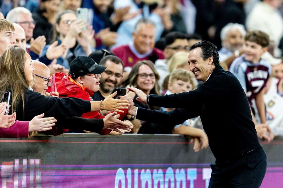 Unai Emery se zdraví s fanoušky.