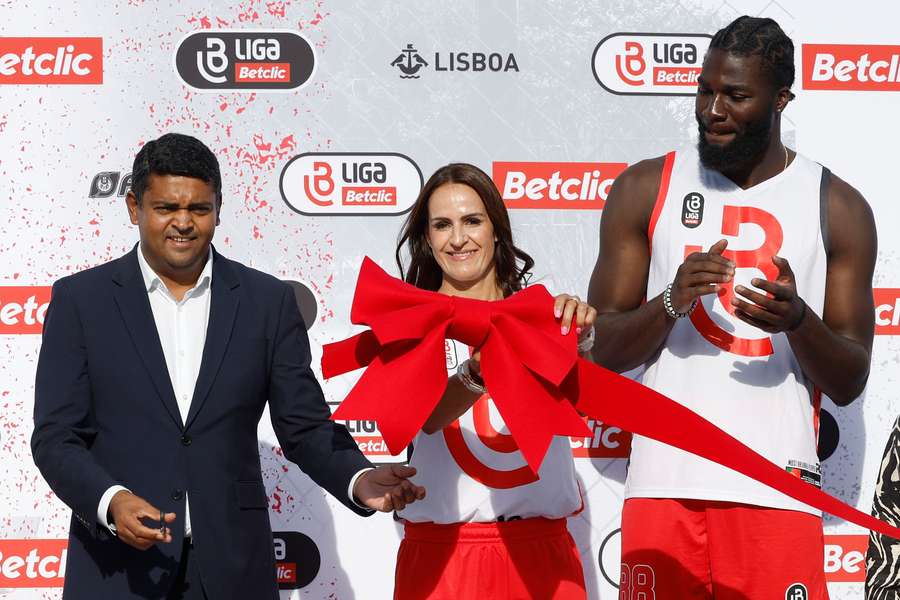 Neemias Queta ao lado de Ticha Penicheiro na inauguração do campo