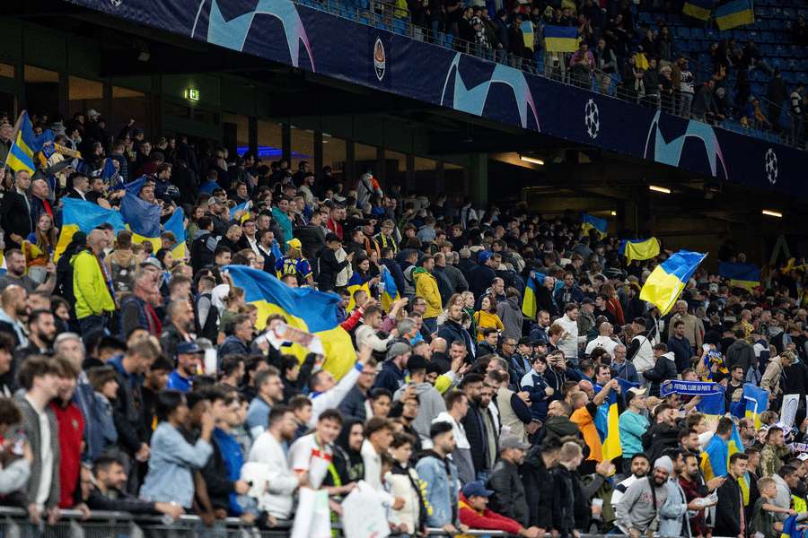 Im Hamburger Volksparkstadion wurden zahlreiche Ukraine-Fahnen geschwenkt.