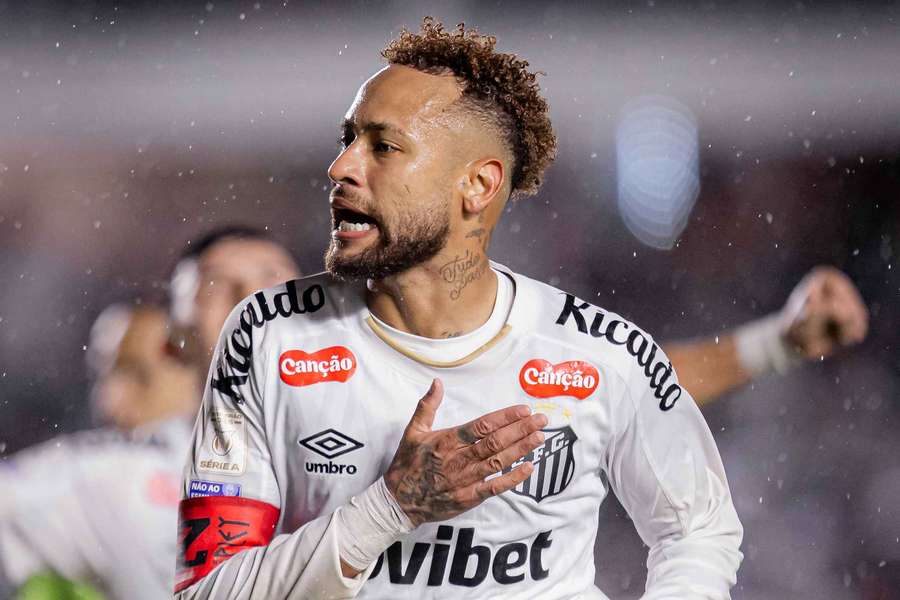 Neymar comemora gol diante do Red Bull Bragantino 