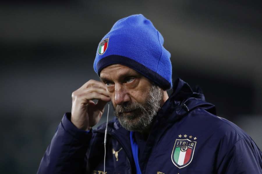 Italy chief delegate Gianluca Vialli during training