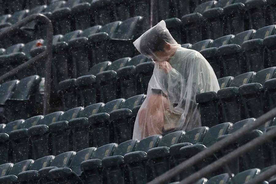 Aficionado intenta protegerse de la lluvia en Filadelfia Aficionado intenta protegerse de la lluvia en Filadelfia