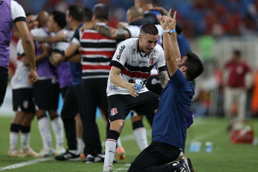 Santa Cruz celebra acesso em jogo histórico na Arena das Dunas