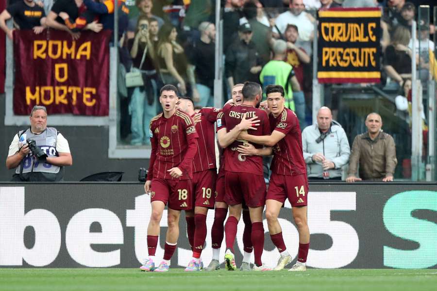 Roma players celebrate their winning goal against Fiorentina