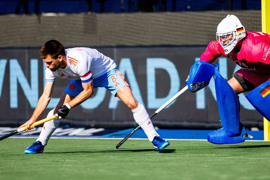 Thierry Brinkman in duel met keeper Jean-Paul Danneberg van Duitsland