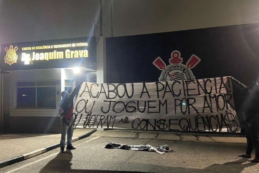 Torcida do Corinthians está revoltada com performance e atual momento do time, vice-lanterna do Brasileirão