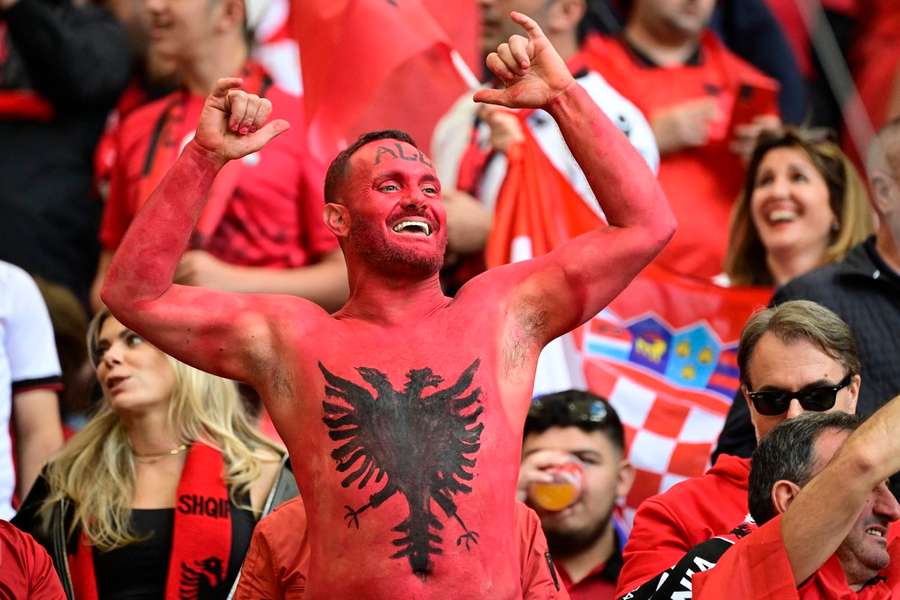 Albânia em destaque por bons e maus motivos