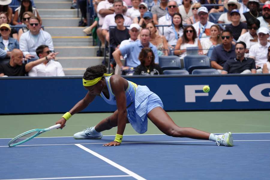 Coco Gauff escorregou mas foi a tempo de vencer Elina Svitolina