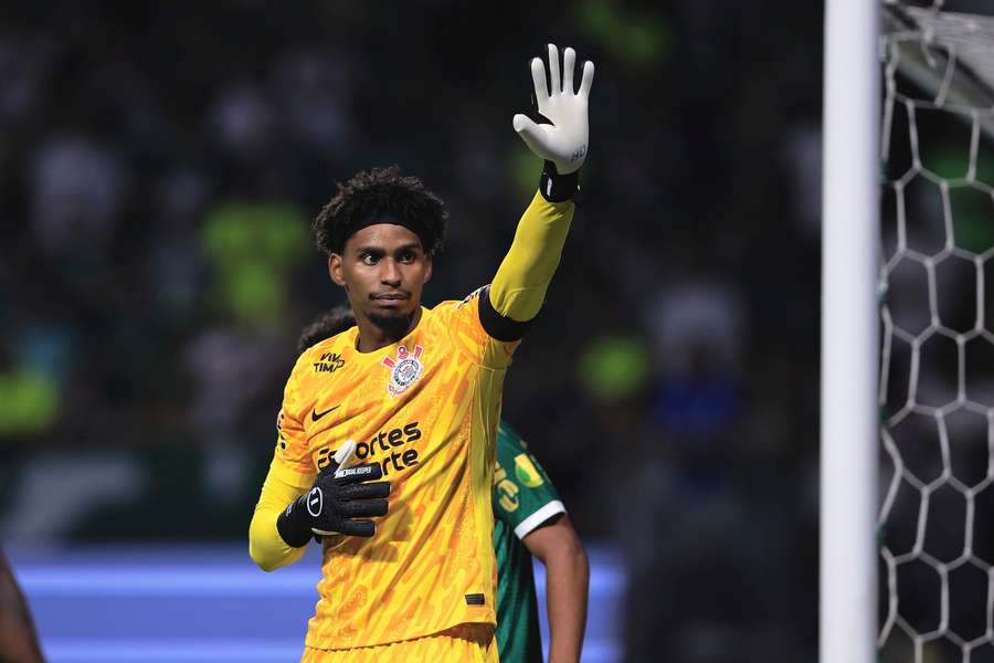Hugo Souza entre os pré-convocados do Brasil