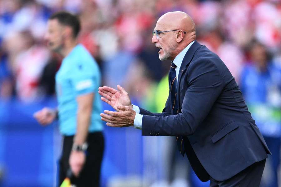 Luis de la Fuente aplaude a sua equipa durante o jogo Espanha-Alemanha. 