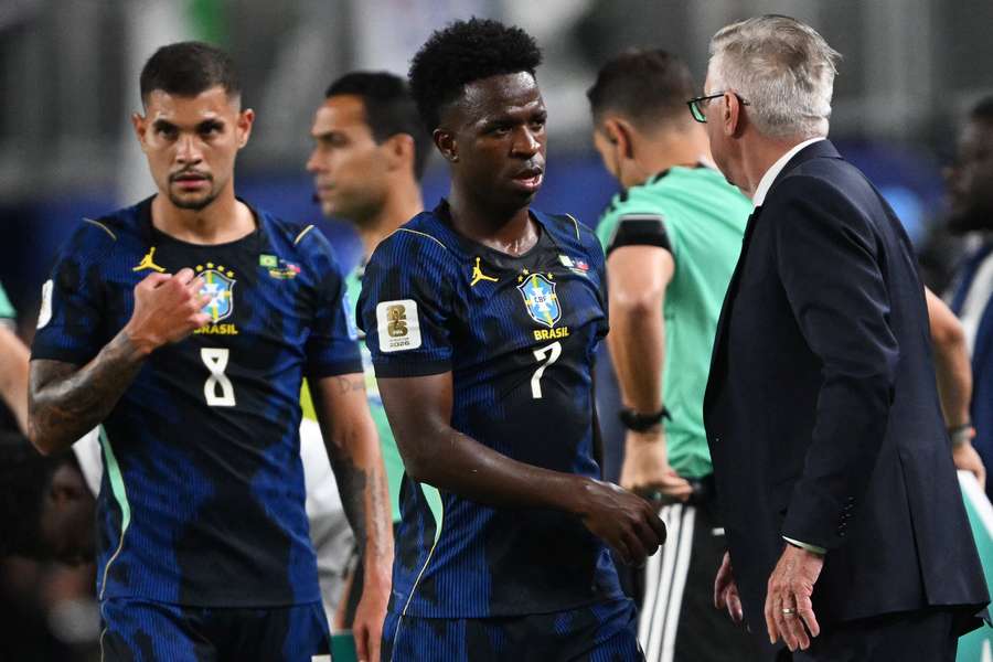 Vini Jr. cumprimenta Ancelotti após vitória da Seleção Brasileira Vini Jr. cumprimenta Ancelotti após vitória da Seleção Brasileira