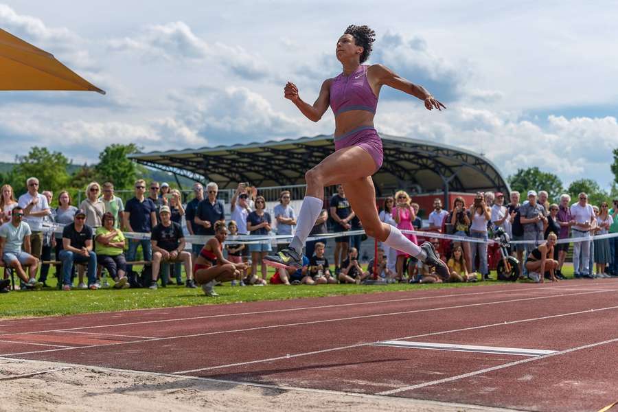 Malaika Mihambo startet mit einem Sieg in die Freiluft-Saison