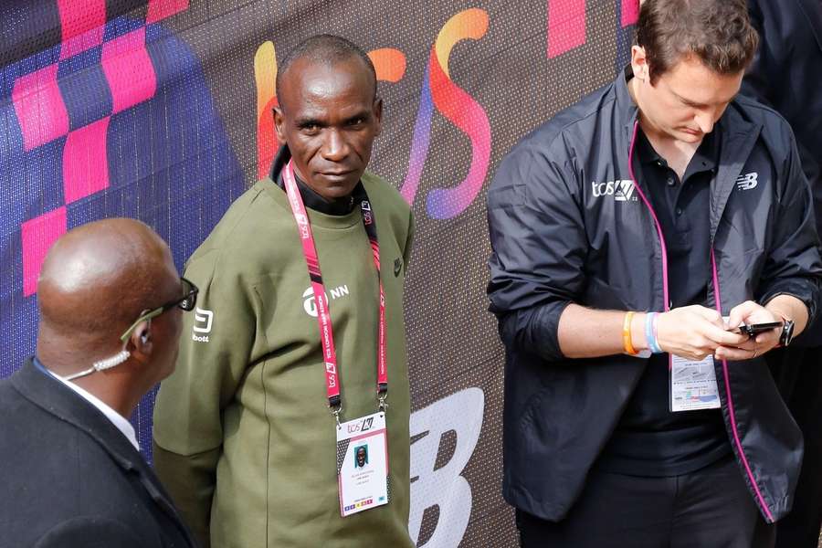 Eliud Kipchoge aguarda en la meta a los participantes del maratón de Londres 2022