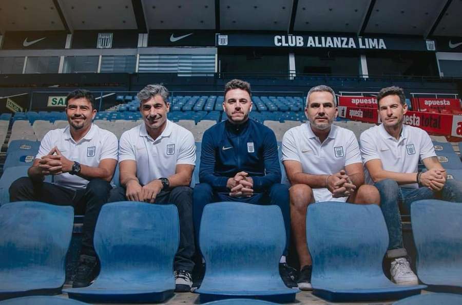 Juan Cruz Gill (D) durante su etapa en Alianza Lima