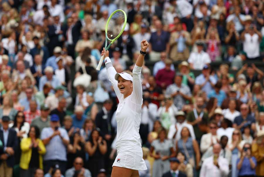 Barbora Krejcikova fejrer sin sejr over Elena Rybakina torsdag.