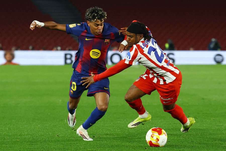 Ademola Lookman contro Lamine Yamal