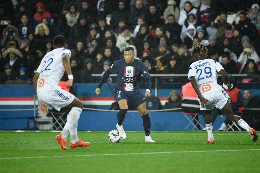 Mbappé buteur sur penalty, Neymar exclu : le PSG gagne in extremis contre Strasbourg