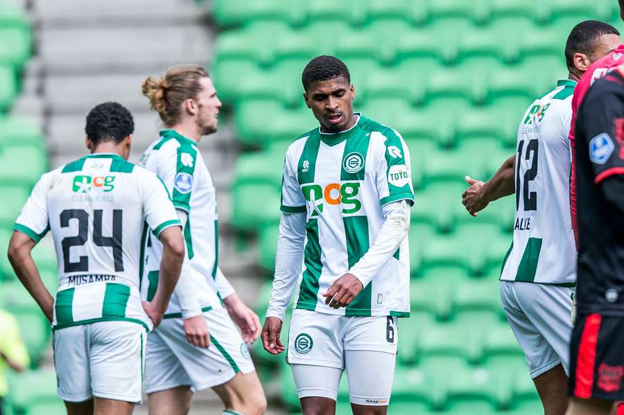 Laros Duarte baalt na het krijgen van een rode kaart tijdens de wedstrijd tussen FC Groningen en NEC