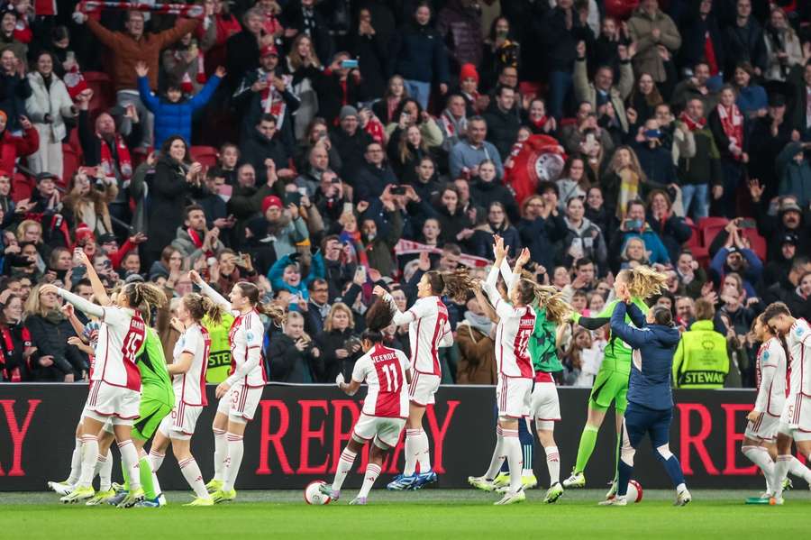 Ajax viert feest na een overwinning tegen AS Roma