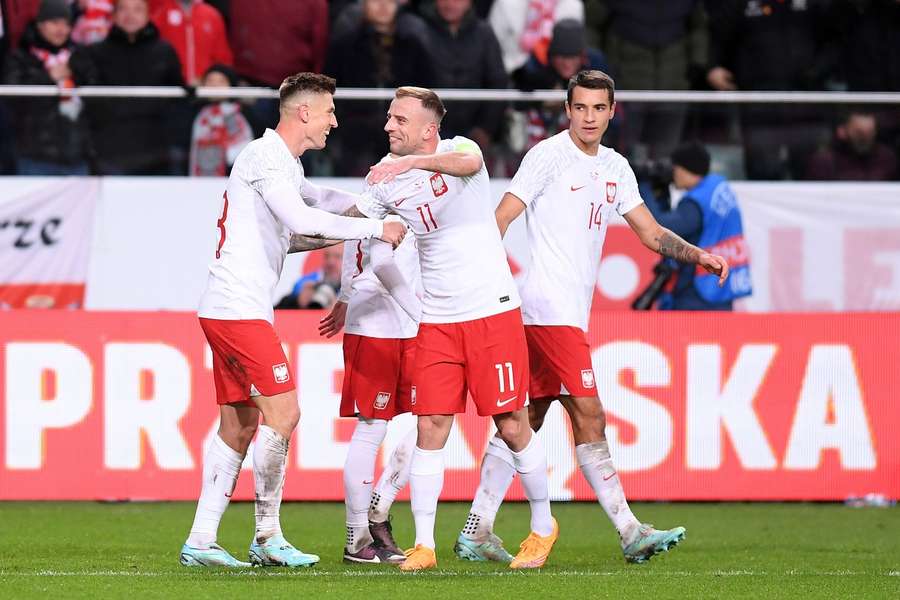 Poľskí reprezentanti mali na ceste do Kataru netradičný sprievod.