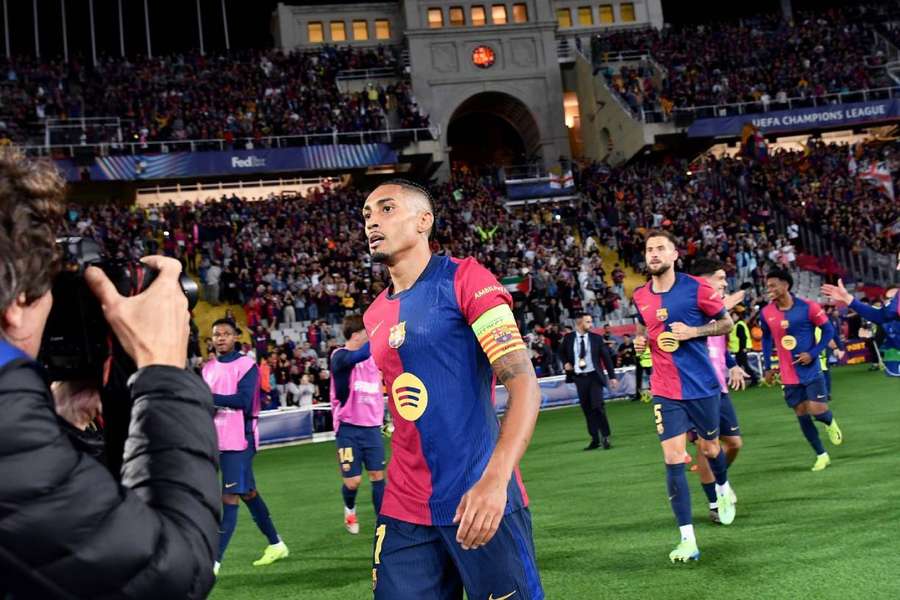 Raphinha, purtând banderola de căpitan al Barcelonei