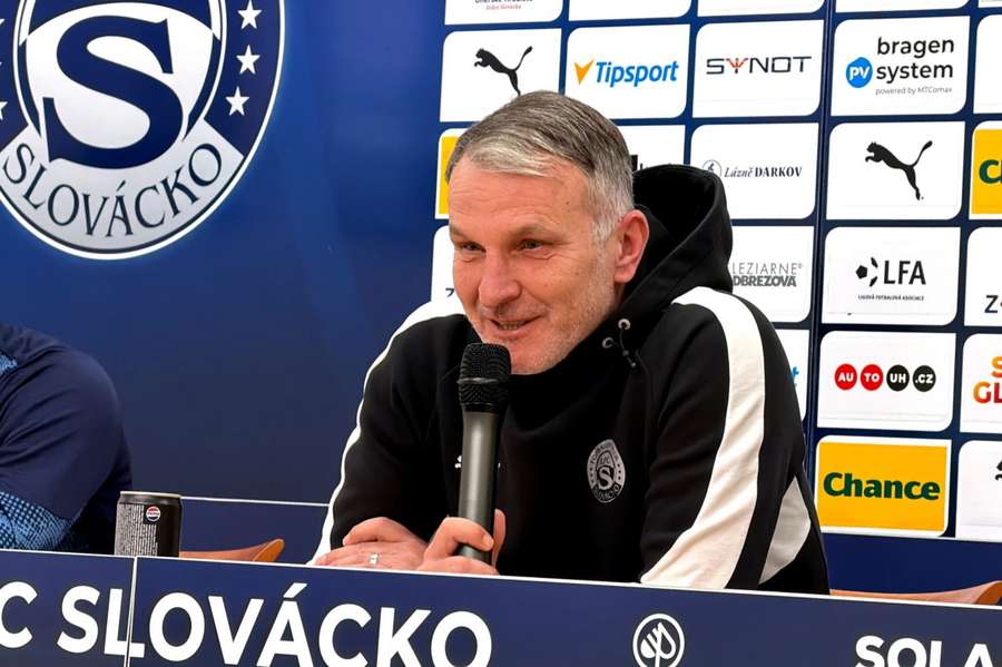 Trenér Slovácka Roman Skuhravý na tiskové konferenci.
