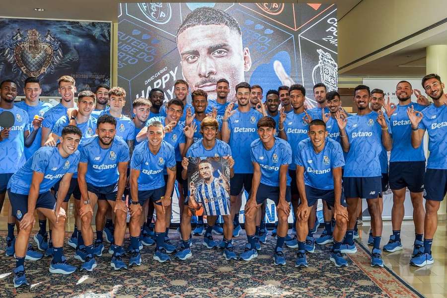 Plantel do FC Porto com uma fotografia de David Carmo