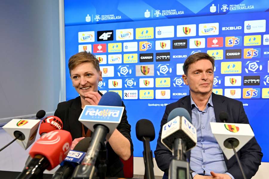 Prezydent miasta Agata Wojda (L) i Mariusz Siewierski (P) z firmy Global Service Management M.S.