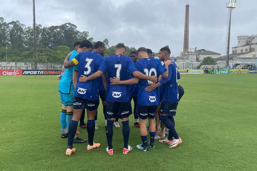 Jogadores do Cruzeiro se reúnem antes de a bola rolar em Mogi