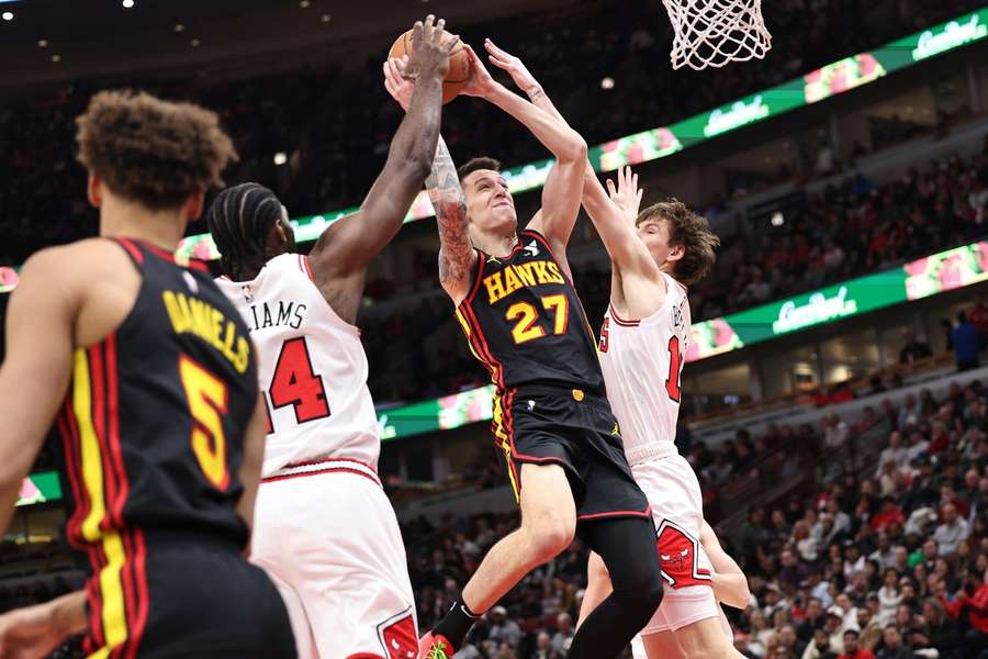 Vít Krejčí v souboji s basketbalisty Bulls.