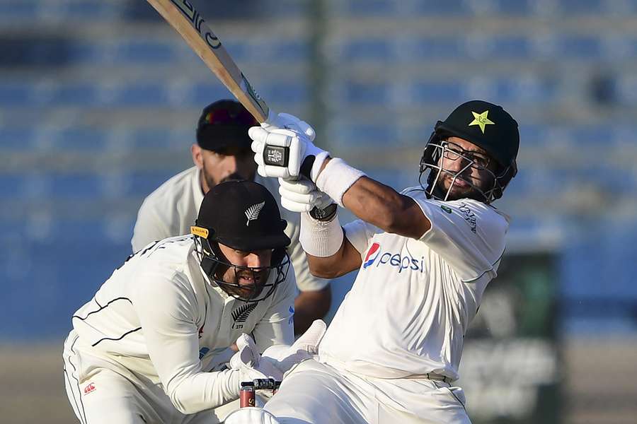 Haq anchors Pakistan after New Zealand pile on 449 in second Test