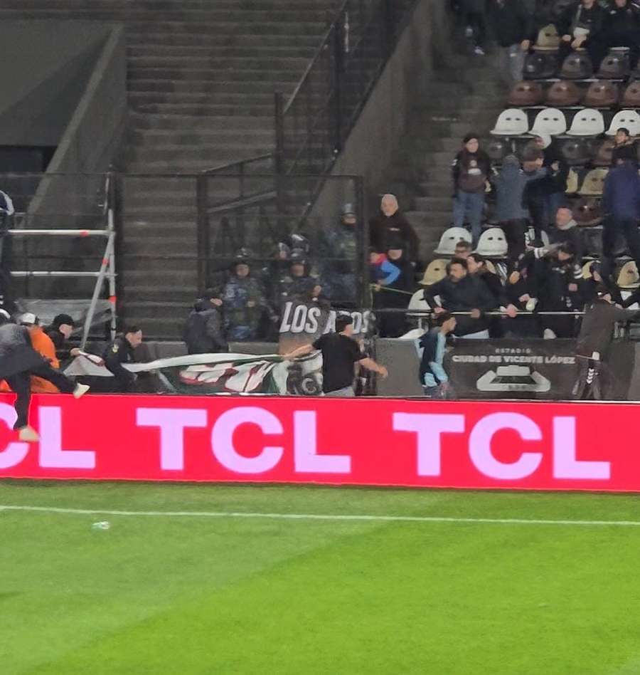 Torcedores do Platense roubaram uma faixa da torcida do Fluminense