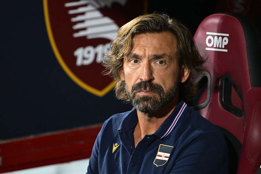 Andrea Pirlo kigger på under Serie B-kampen mellem US Salernitana og UC Sampdoria.