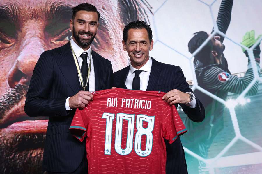 Rui Patrício recebeu camisola especial das mãos de Pedro Proença Rui Patrício recebeu camisola especial das mãos de Pedro Proença