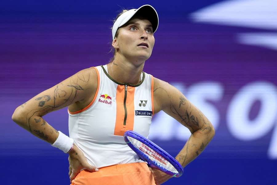 Vondroušová stále bojuje se zraněním ramene.