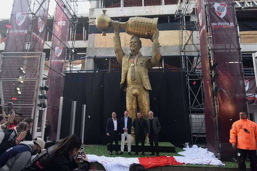 A estátua de Marcelo Gallardo, com oito metros de altura e sete toneladas de peso