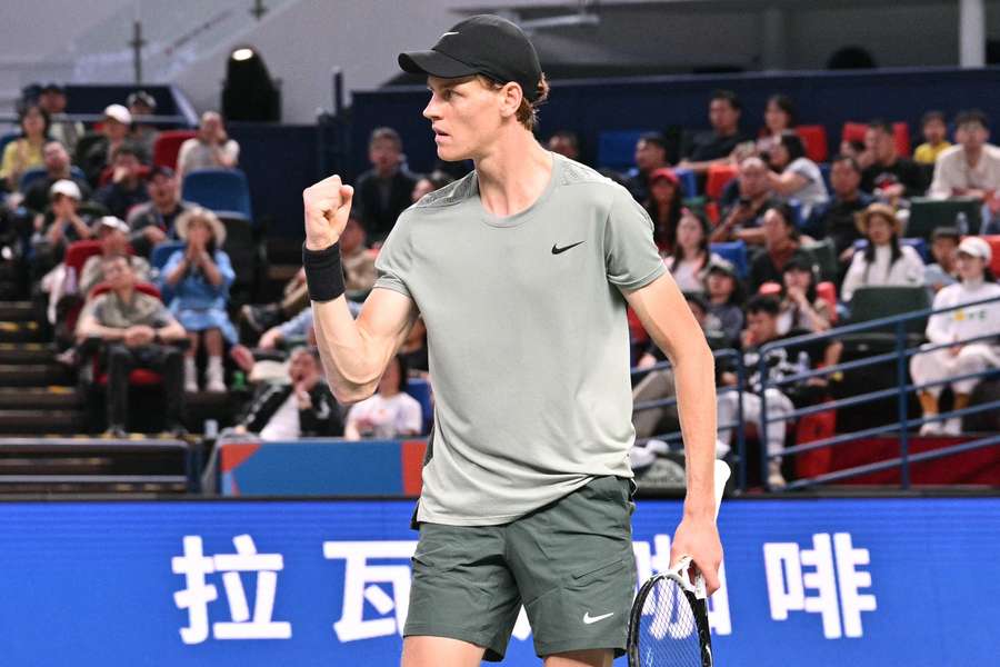 Jannik Sinner esulta nella finale dell'ATP di Shanghai contro Djokovic